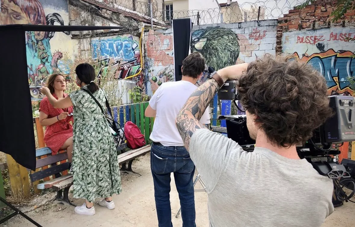Tournage Cabèche en extérieur : interview face à une fresque murale
