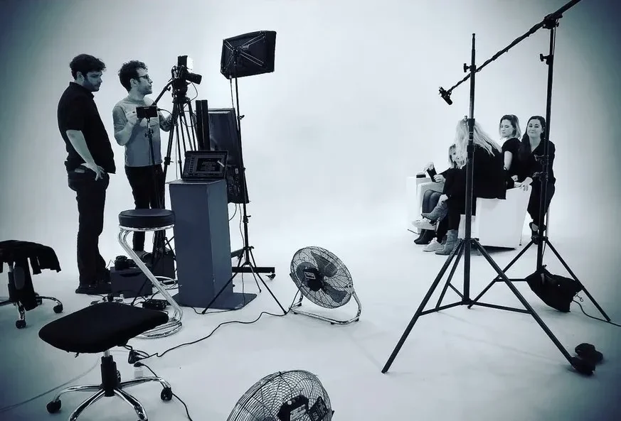 Plateau photo et vidéo sur fond blanc, lumières et perche