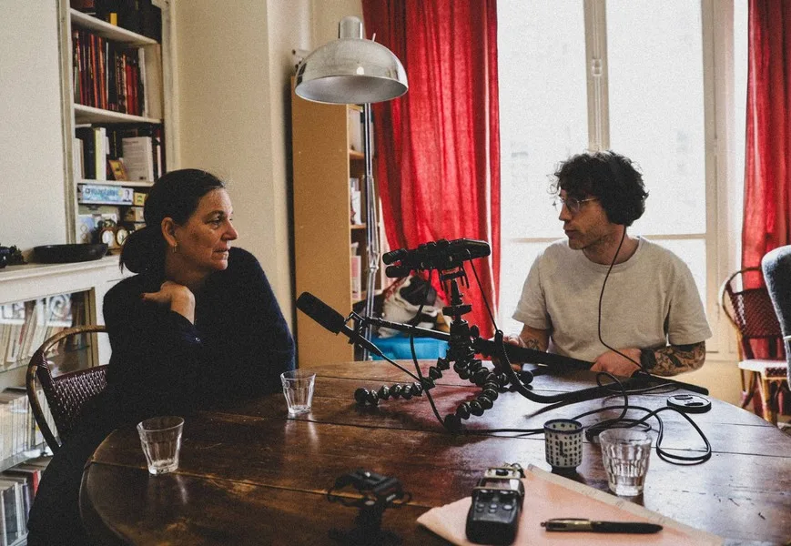 Enregistrement d’une interview autour d’une table, micros et caméra