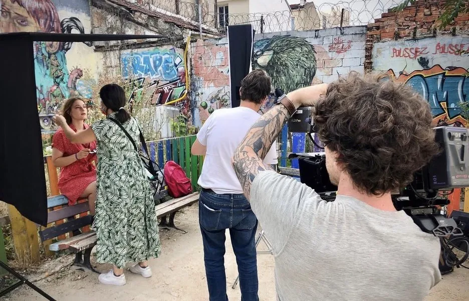 Tournage en extérieur devant un mur de street art