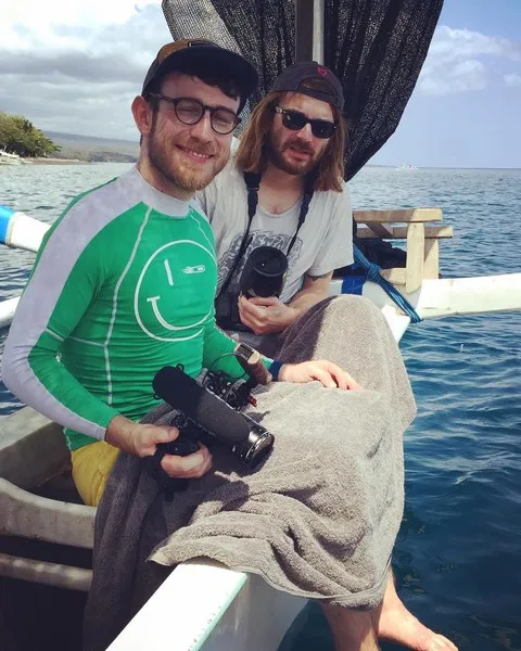 Deux membres de l’équipe en tournage sur un bateau