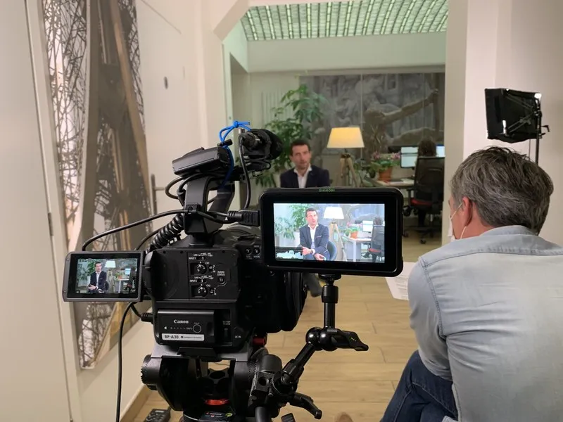 Interview filmée, caméra sur trépied et moniteur