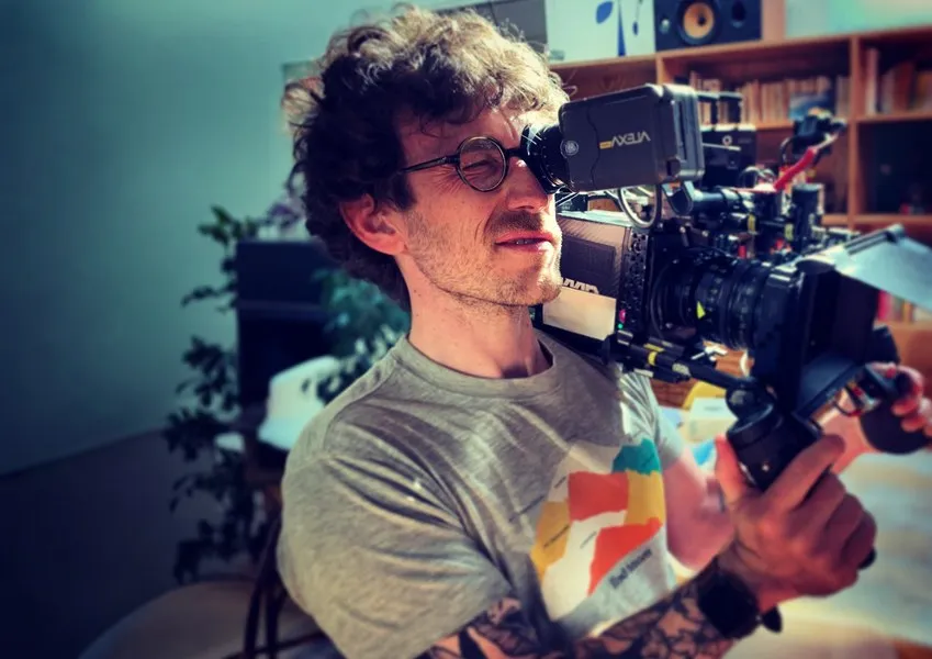 Cadreur à l’épaule avec une caméra cinéma