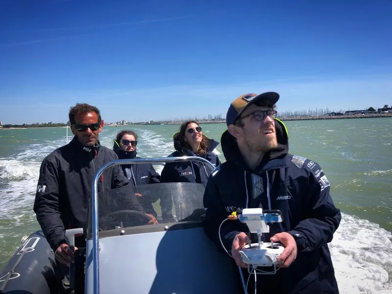 Télépilote en mer, radiocommande de drone en main