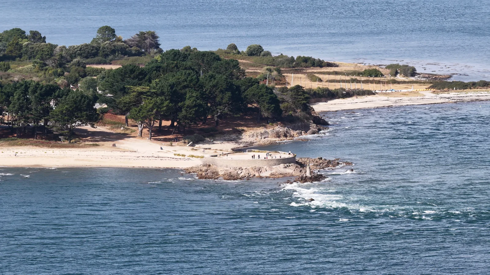 Pointe boisée et plage vues au drone entre Port-Navalo et Locmariaquer, à l’entrée du golfe du Morbihan