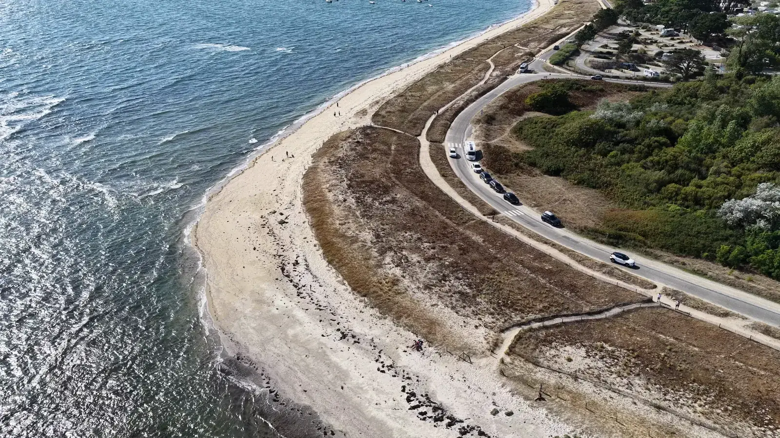 Plage, dune et route littorale de Locmariaquer vues au drone, à l’entrée du golfe du Morbihan