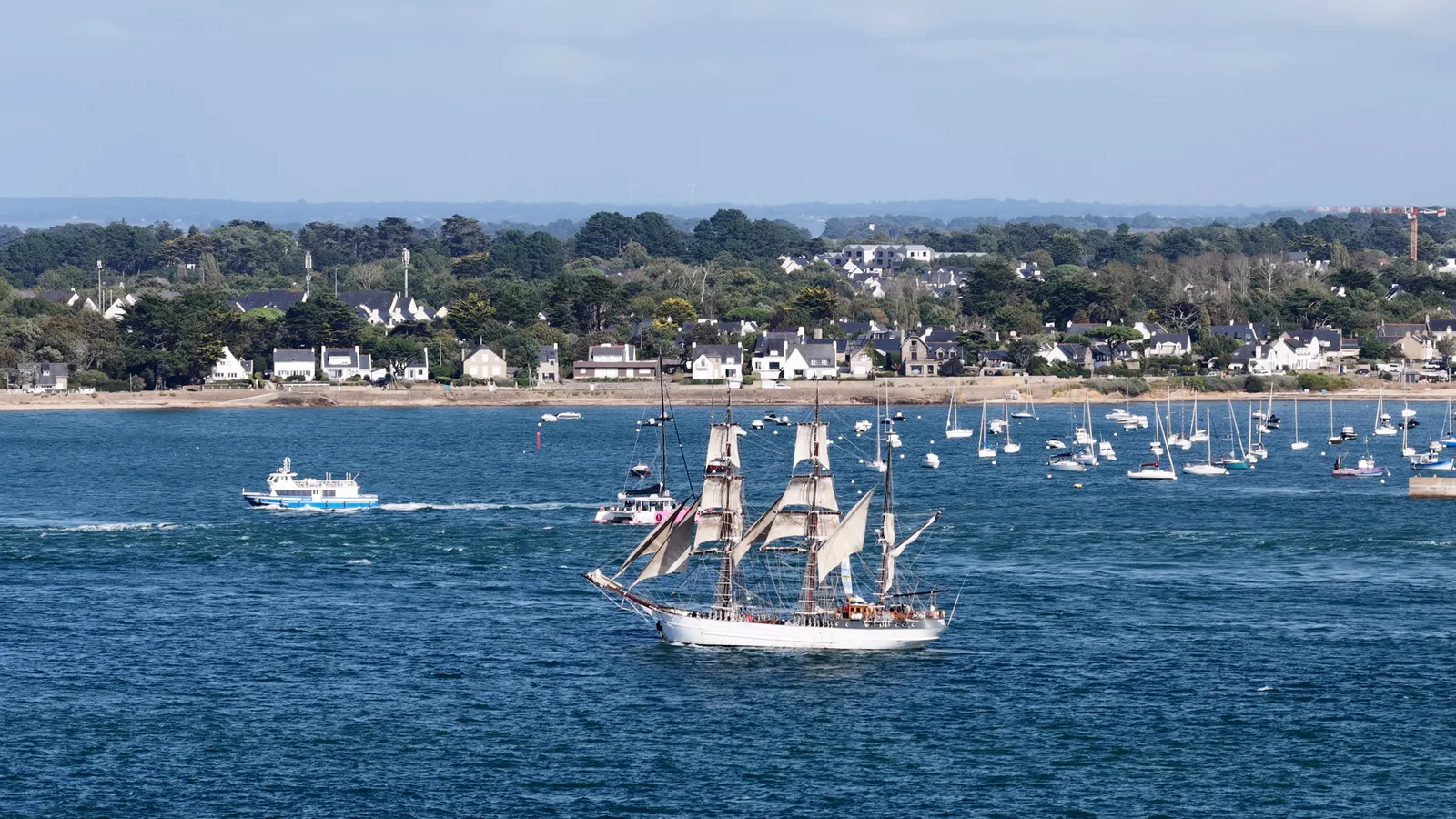 Un grand voilier traditionnel filmé au drone dans le goulet du golfe du Morbihan, entre Port-Navalo et Locmariaquer
