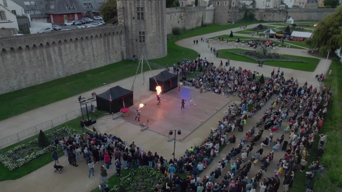 Spectacle de feu devant les remparts de Vannes, filmé au drone