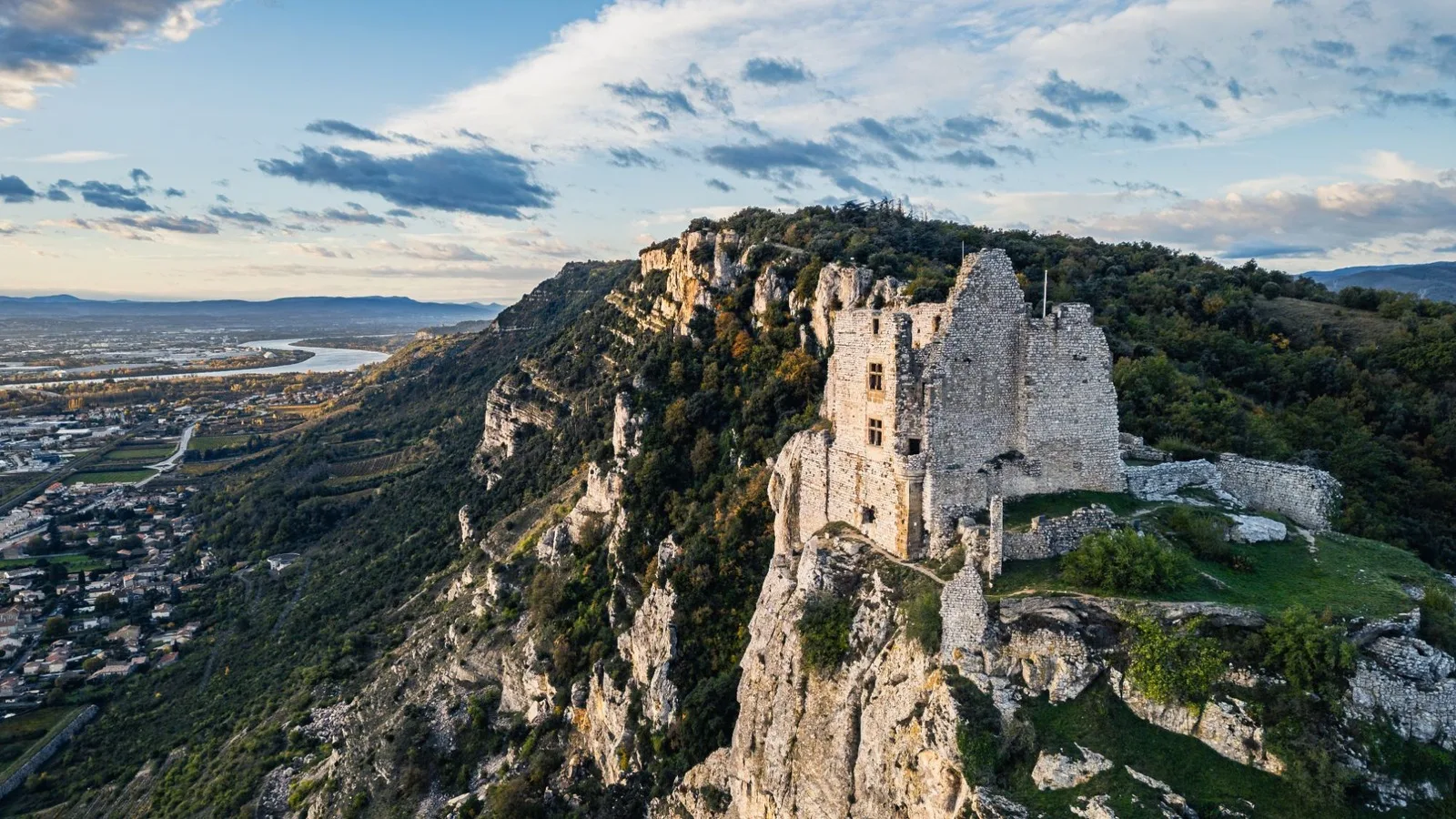 Vue aérienne au drone d'un château en ruine au sommet d'une falaise